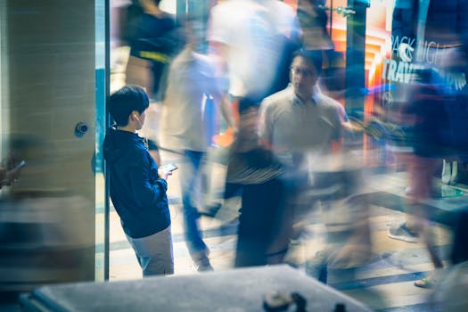 九月在香港，人们行走的模糊动作捕捉了城市的生活与活力