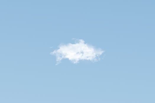 清澈的蓝天上，一朵孤独的白云静静地漂浮着，是理想的背景