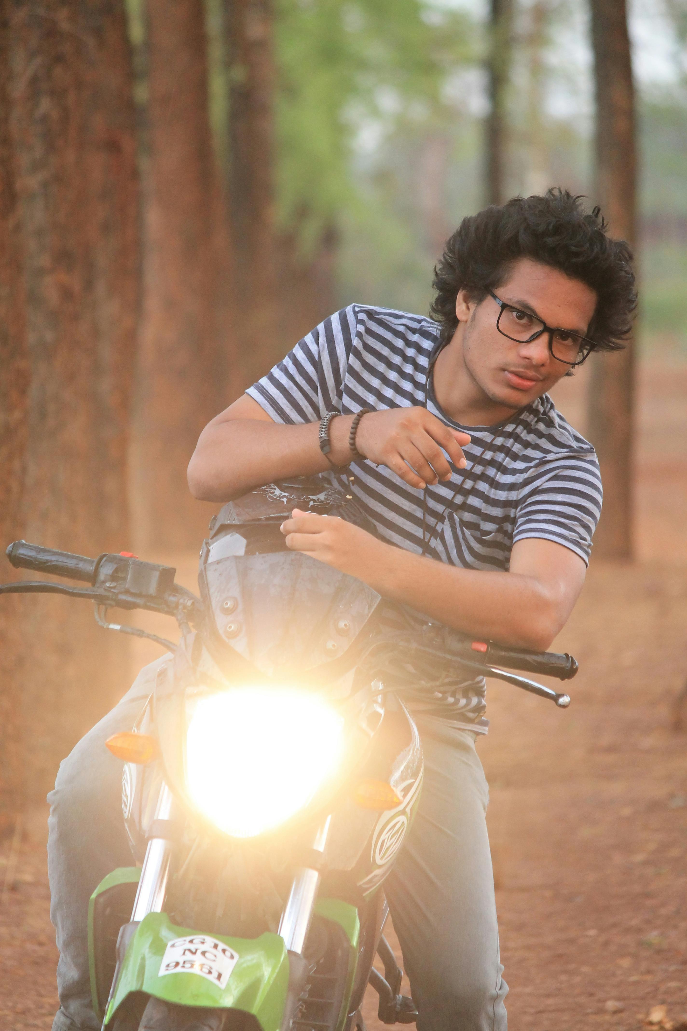 Photography | Photoshoot pose boy, Photography poses for men, Boy bike