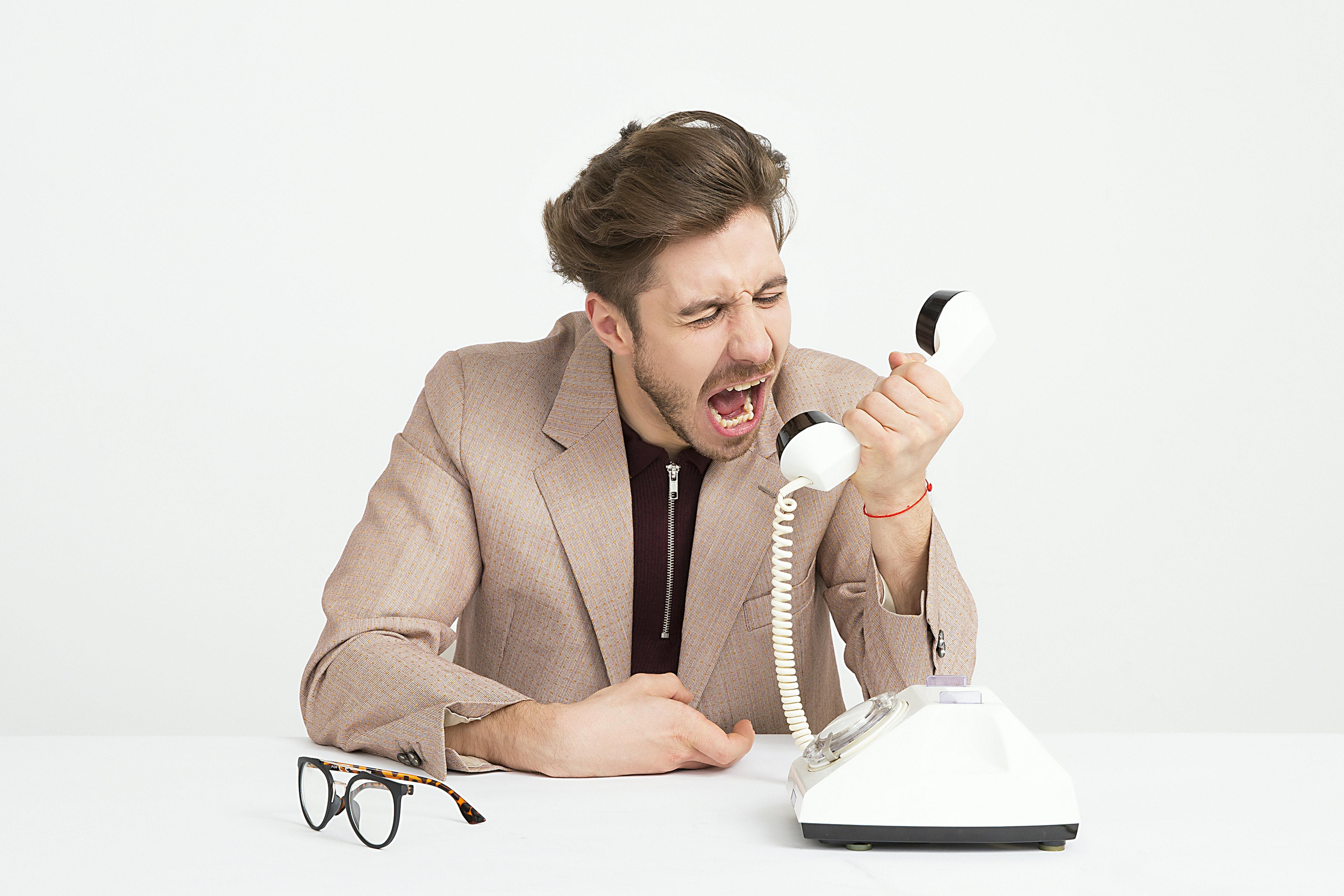 Wütender Mann, der in ein Telefon schreit. | Quelle: Pexels