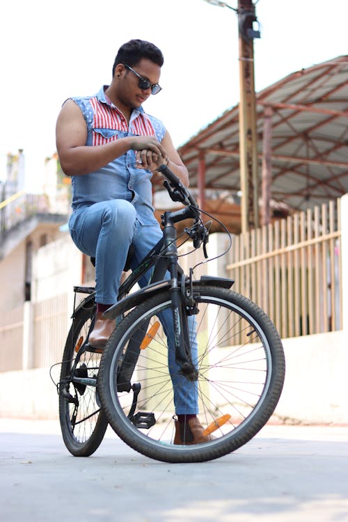 Gratis stockfoto met fiets, jeans, kerel