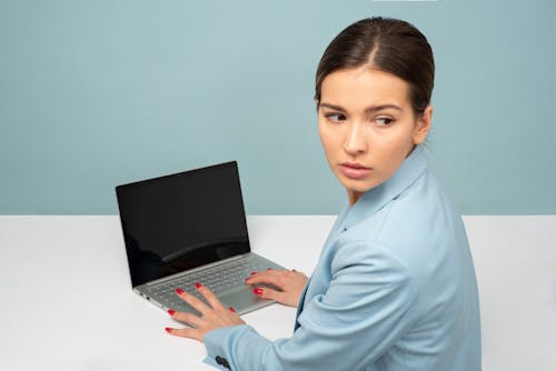 無料 後ろ向きでラップトップコンピューターを保持している女性 写真素材
