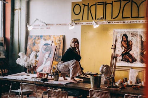 Kadın, masa, Sanat içeren Ücretsiz stok fotoğraf