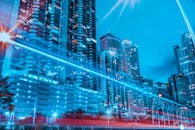 夜间，由明亮的摩天大楼和动态的光路组成的城市景观丰富多彩