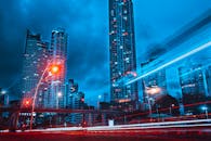 这张长曝光镜头戏剧性地展示了巴拿马城夜间摩天大楼的灯光轨迹