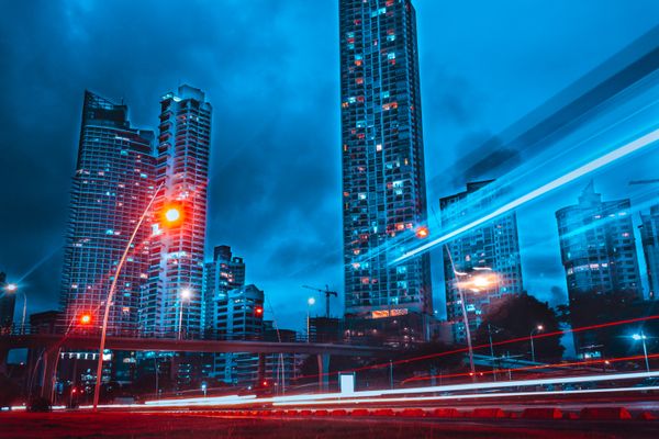 Uma dramática foto de longa exposição mostrando os arranha-céus da Cidade do Panamá e rastros de luz à noite.