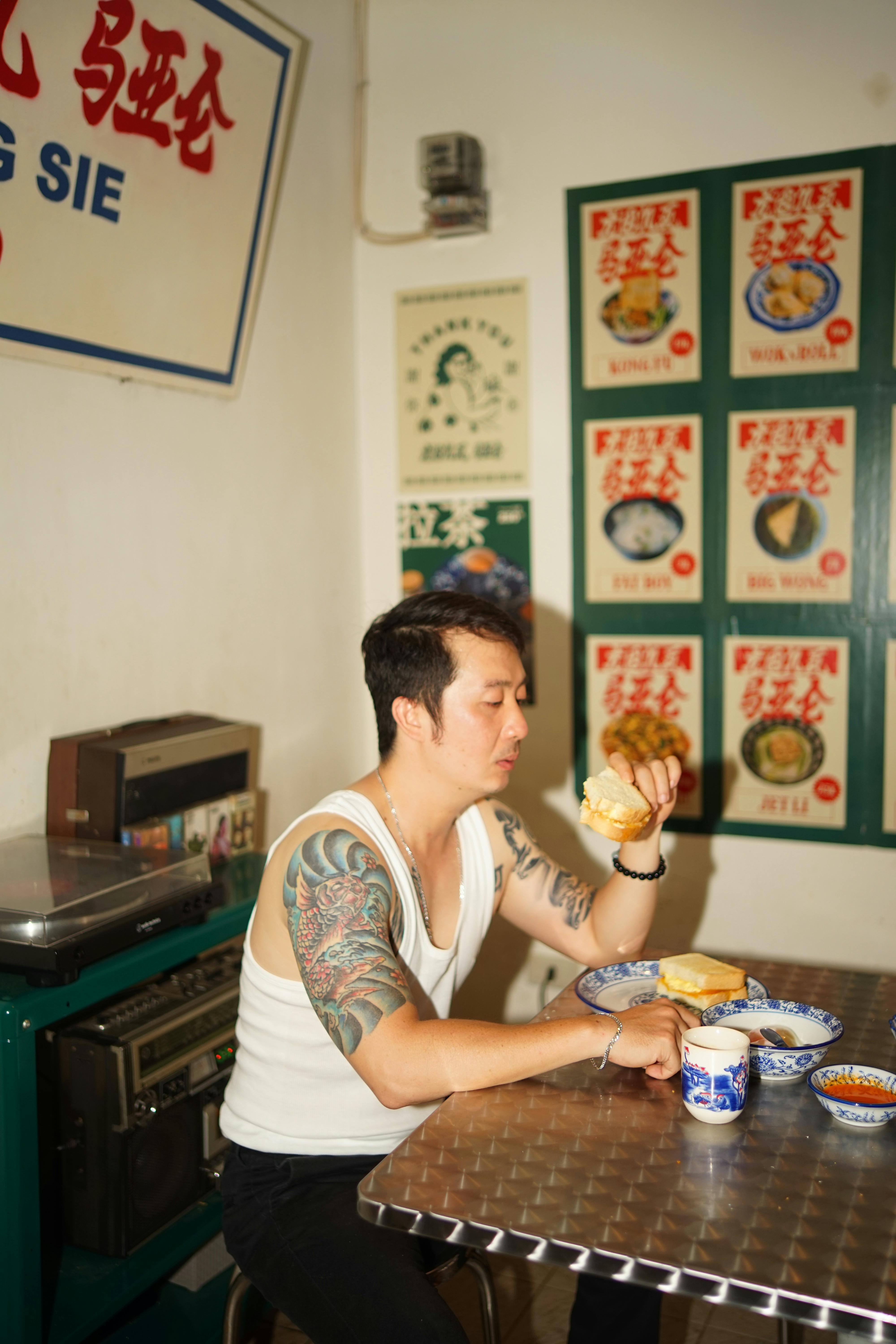 man eating breakfast at retro bar