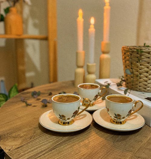 ahşap masa, bardak kahve, ev içi içeren Ücretsiz stok fotoğraf
