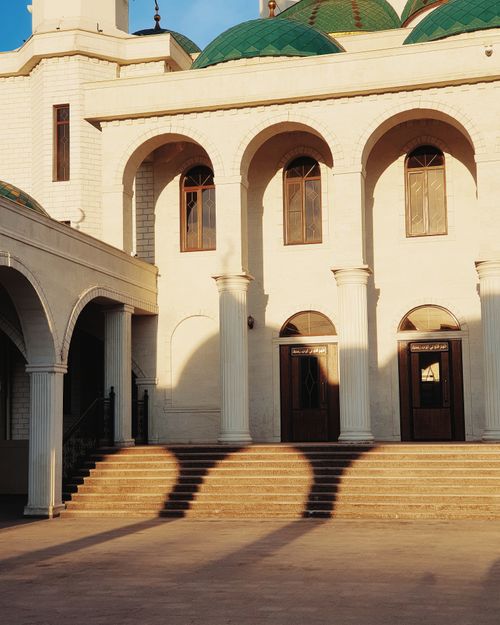 Free Beautiful mosque exterior with arches and columns, showcasing captivating architecture. Stock Photo