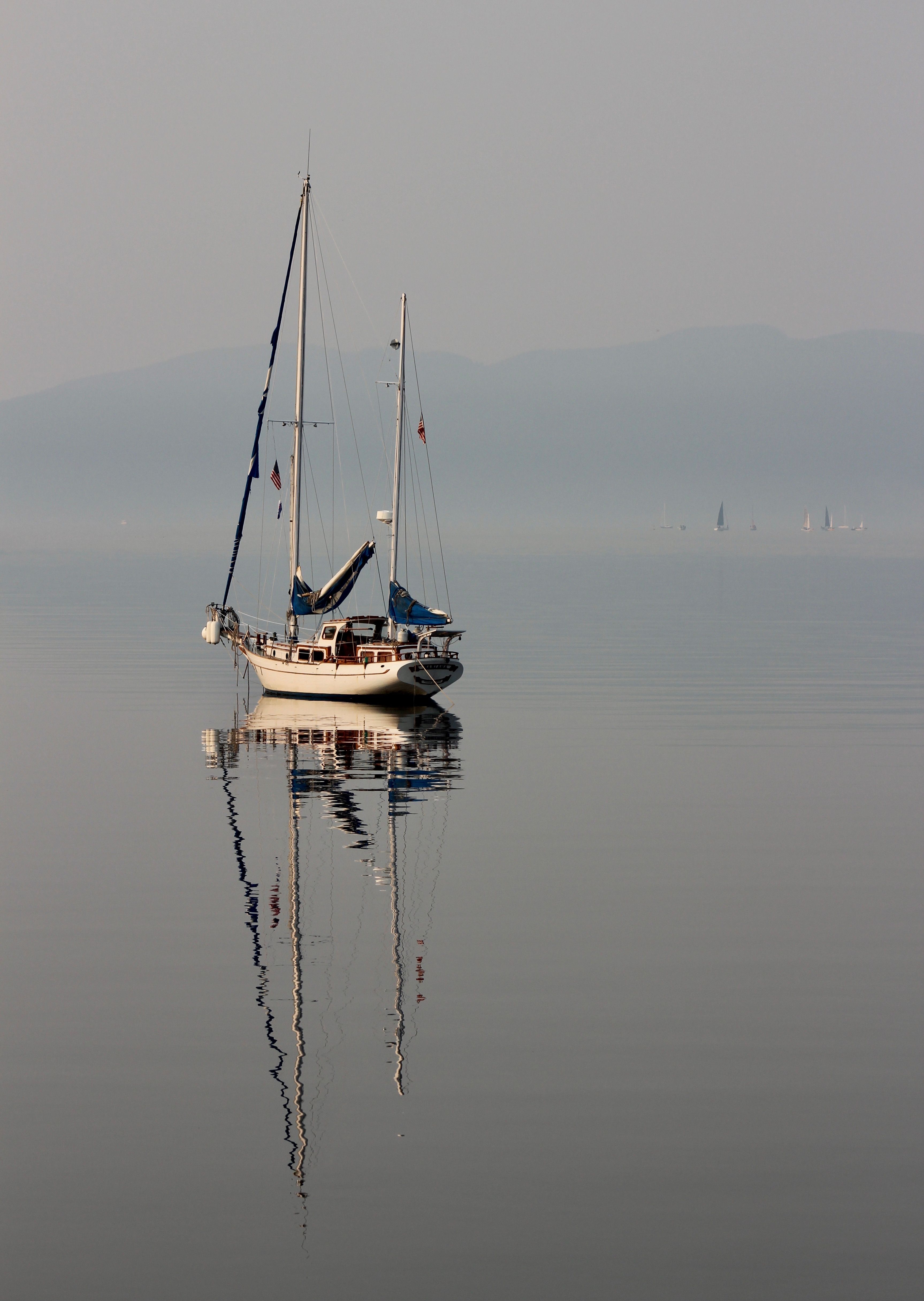 Barcă solitară pe un lac liniștit — atmosfera de la Loch Ness la apus