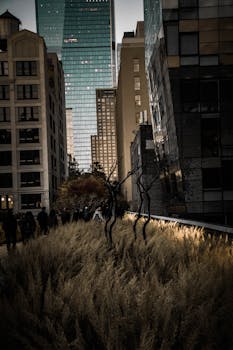 这座城市的街景大气磅礴，以现代摩天大楼和暗影为特色，非常适合讲述都市故事