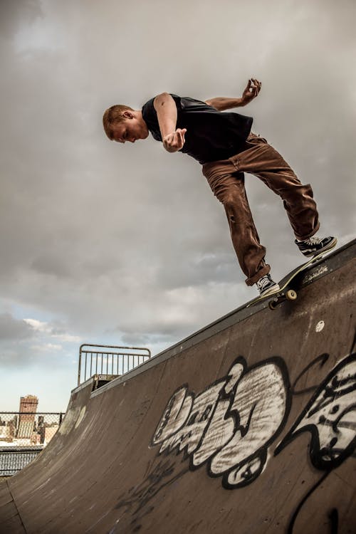 Hombre Montando Patineta Mientras Realiza Acrobacias