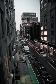 白天，从高处俯瞰，可见高楼大厦林立的繁忙城市街道和川流不息的交通