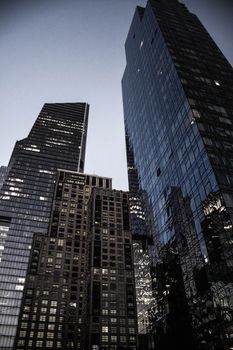 黄昏时分，低角度镜头下的现代摩天大楼映照着城市天际线