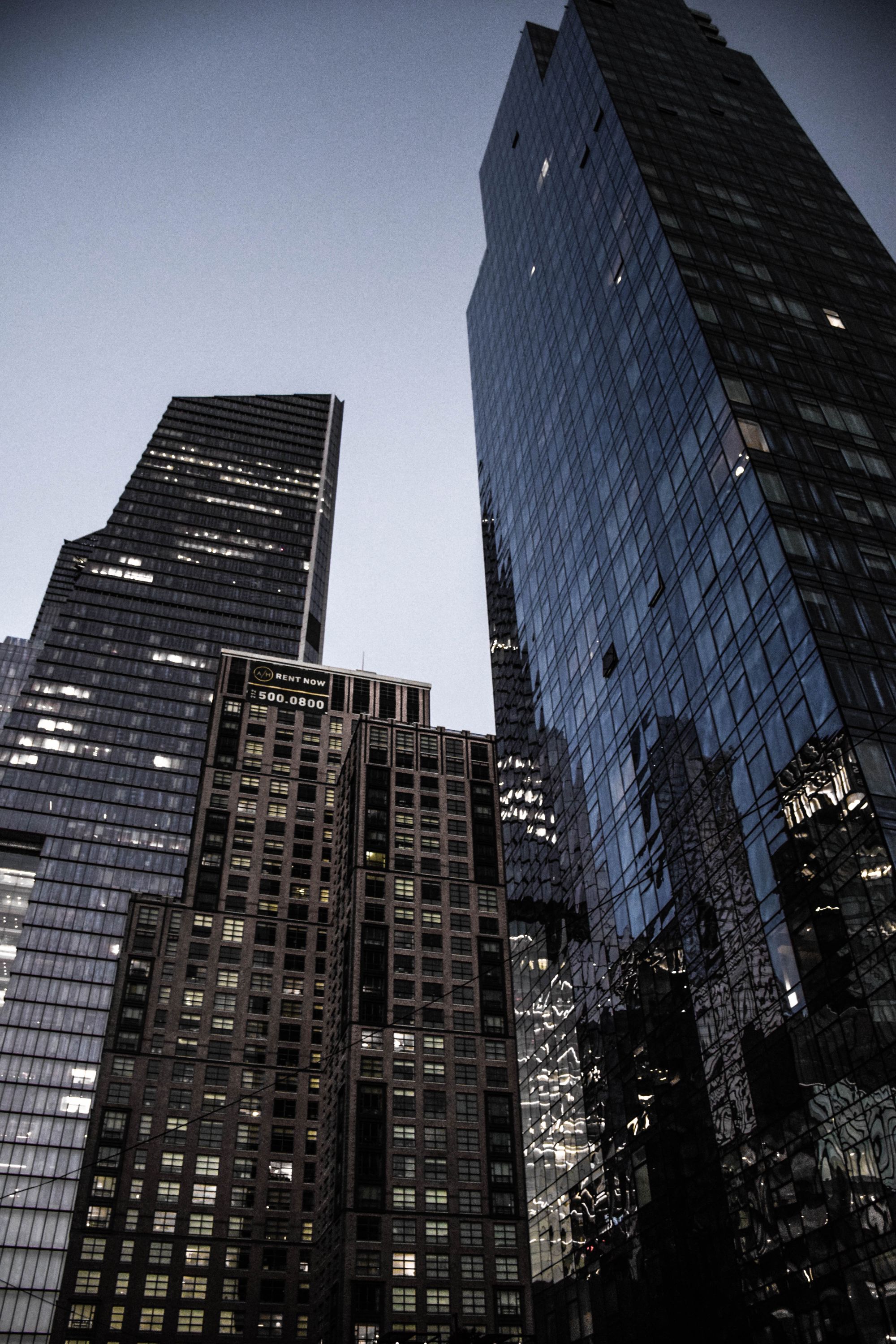 Quartier d'affaires moderne au crépuscule