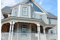 从街上可见，这座迷人的维多利亚风格住宅拥有灰色木质壁板和蓝色装饰