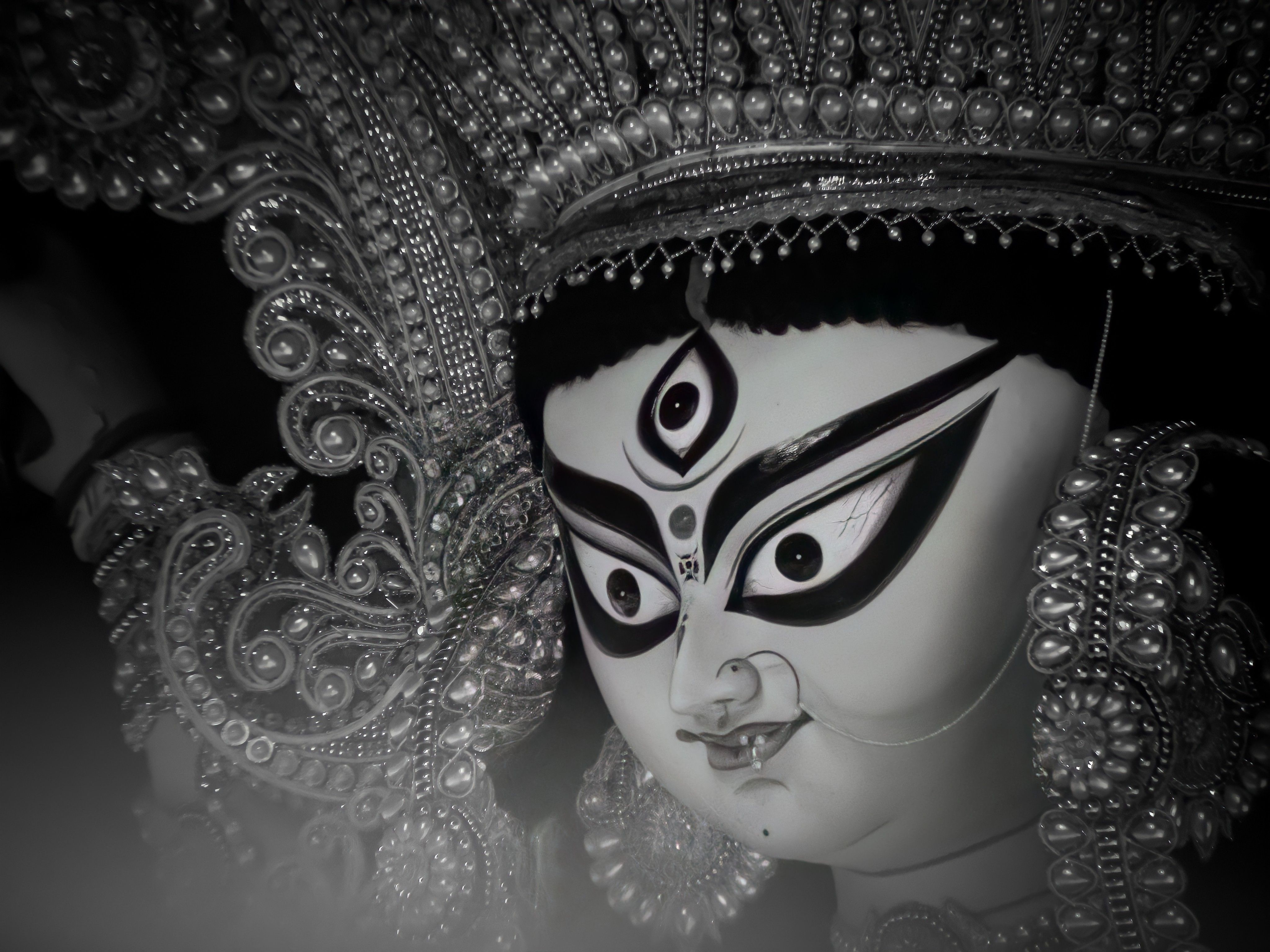 देवी प्रतिमा नज़दीक से सजी हुई