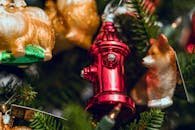 装饰着狗和消防栓饰品的圣诞树特写，洋溢着温馨喜庆的氛围