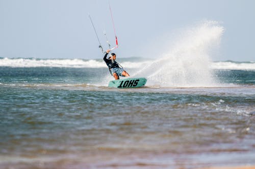 Fotobanka s bezplatnými fotkami na tému breh, držanie, kitesurfing