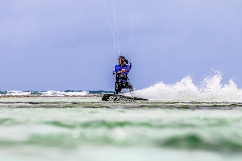 Fotobanka s bezplatnými fotkami na tému breh, držanie, kitesurfing