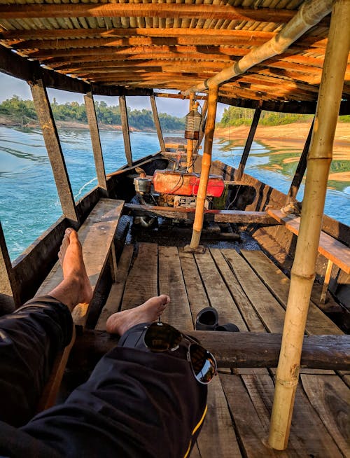 Personne Assise Sur Le Bateau