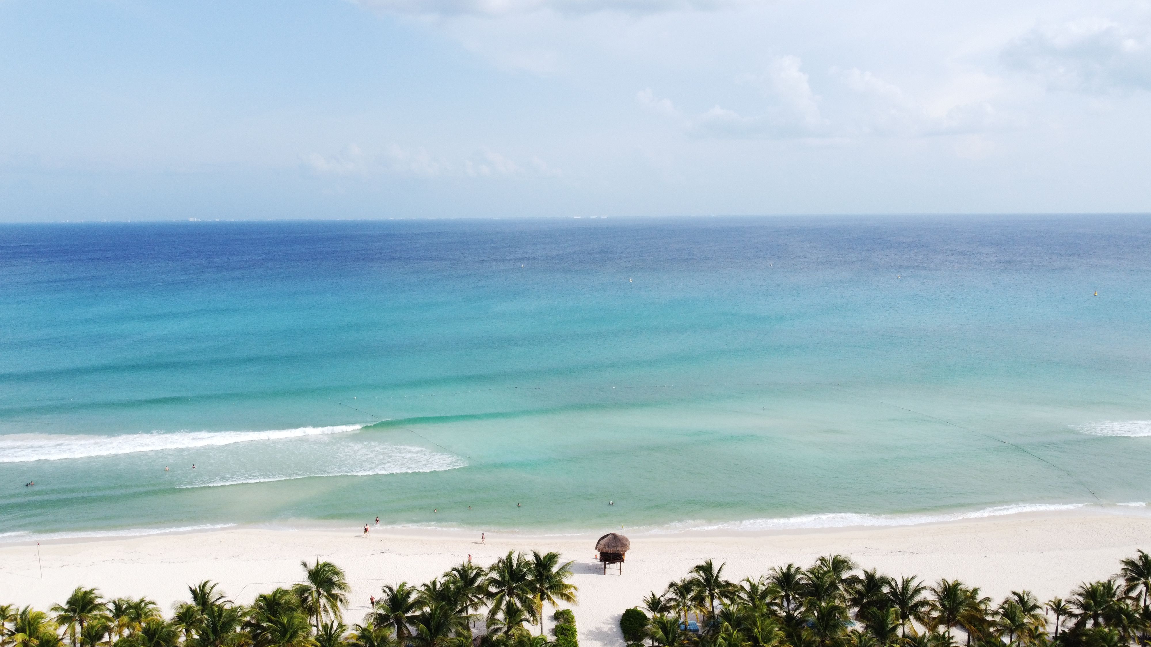 Vue aérienne de la plage de Playa del Carmen au Mexique avec eaux azur et palmiers