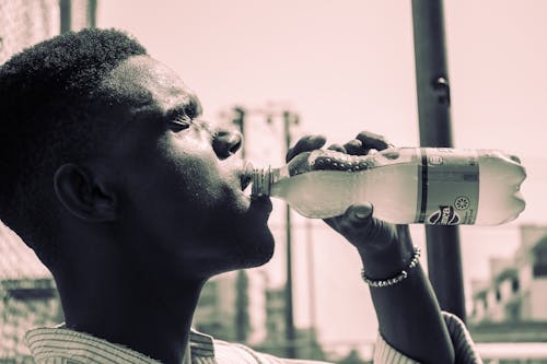 Foto profissional grátis de adolescente, africano, bebida