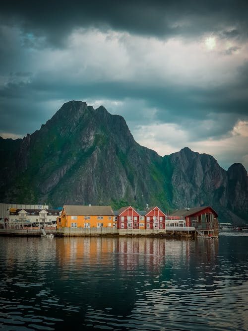 Kostnadsfri bild av berg, brygga, färgglada hus