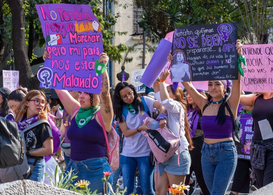 Una vibrante protesta por los derechos de las mujeres en la Ciudad de México que destaca la lucha por la igualdad.