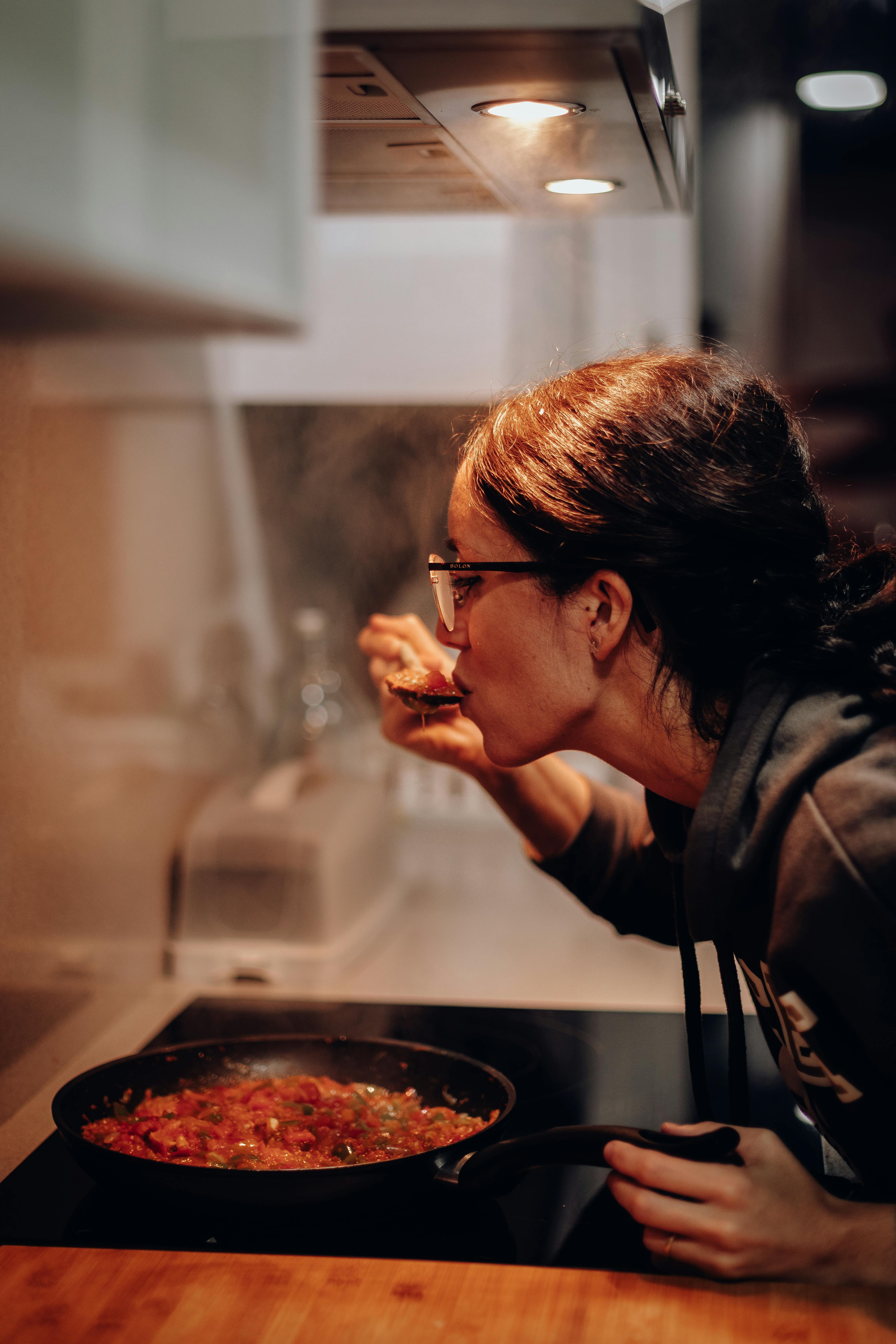 Gratis Mujer Comiendo En Sartén Foto de stock