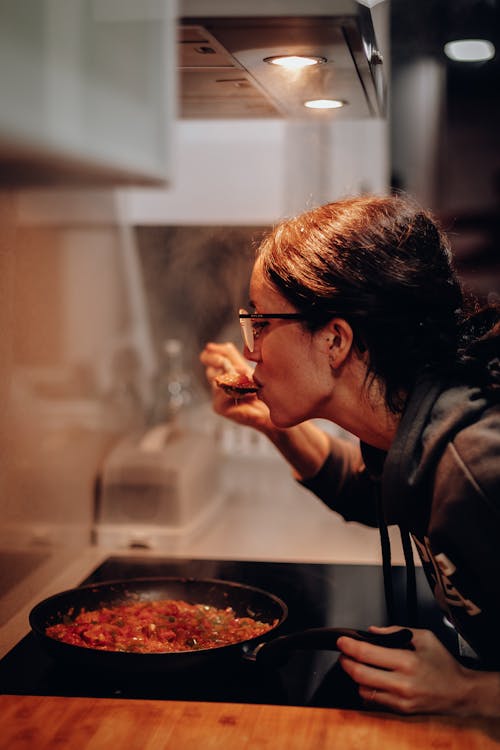 Mujer Comiendo En Sartén