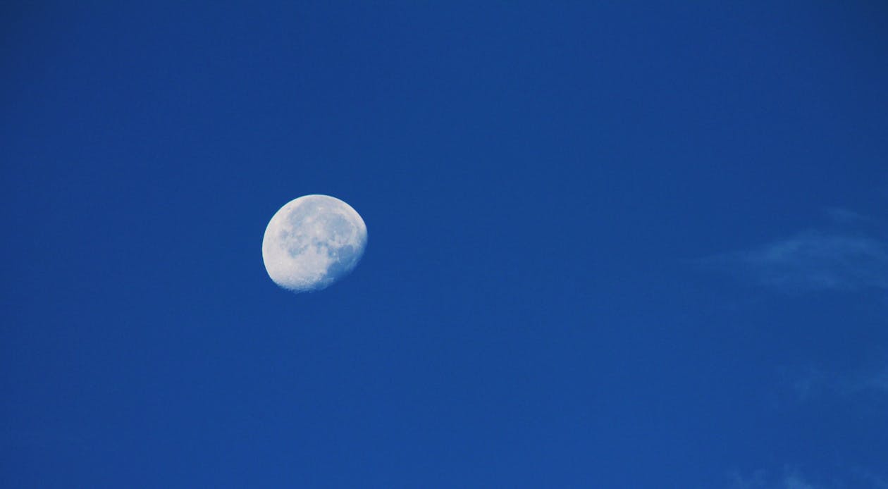 бесплатная Голубое небо во время четверти луны Стоковое фото