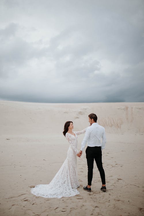 Foto profissional grátis de areia, casal, homem