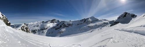 Met Sneeuw Bedekte Berg Onder Blauwe Hemel