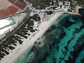 萨利纳斯海滩的无人机景观，展示了阳光明媚的西班牙清澈的海水和盐滩