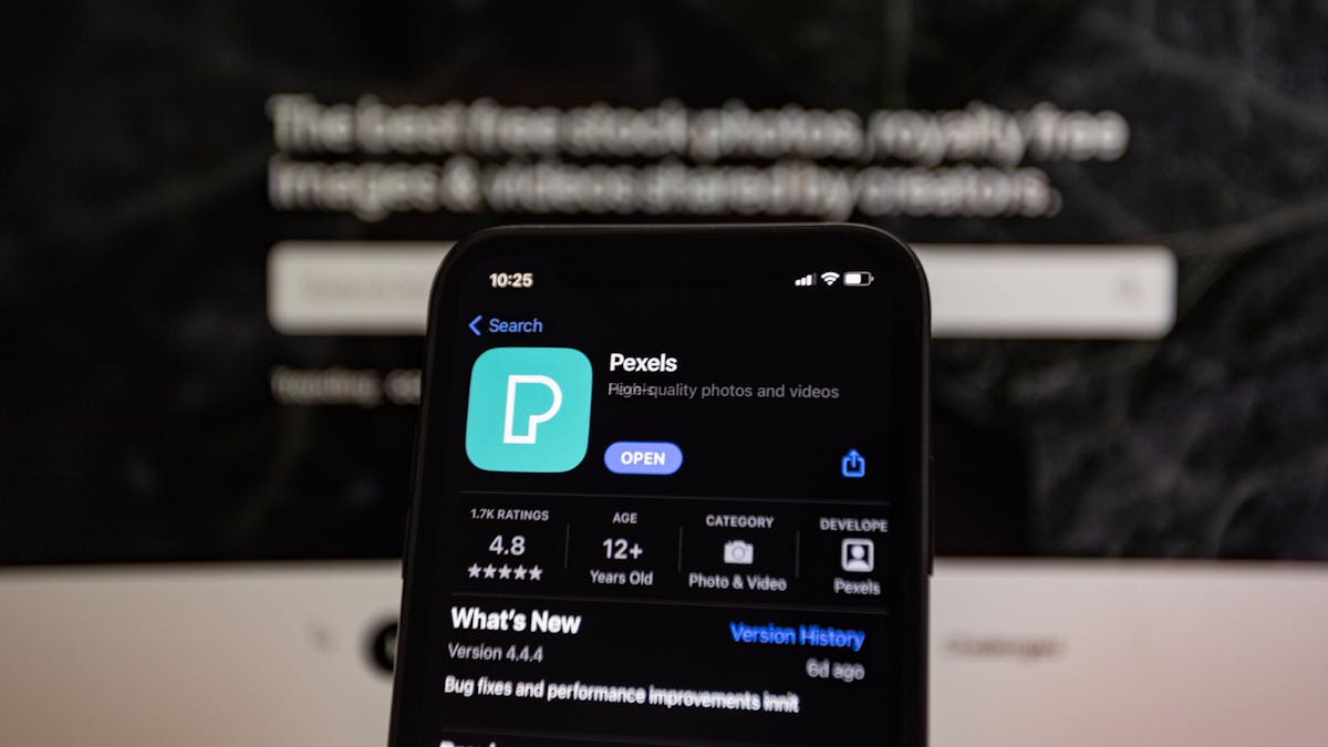 Primo piano di uno smartphone che mostra la scheda dell'app Pexels