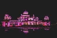 斋浦尔阿尔伯特音乐厅博物馆在夜空下灯光璀璨，其建筑之美与倒影交相辉映