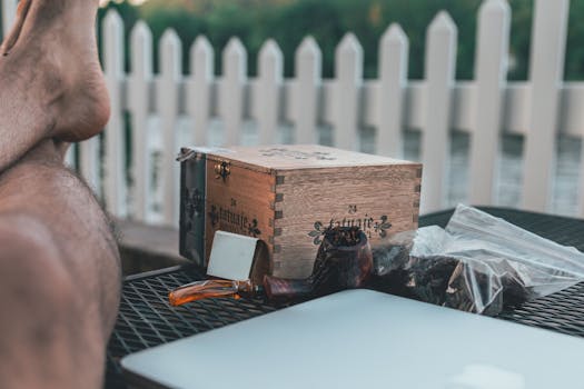 桌子上放着木箱、管道和腿，营造出户外放松的场景