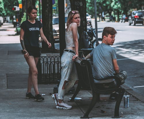 Tres Personas En Acera