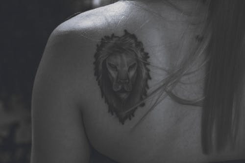 Lion's Tattoo Op De Rug Van De Vrouw