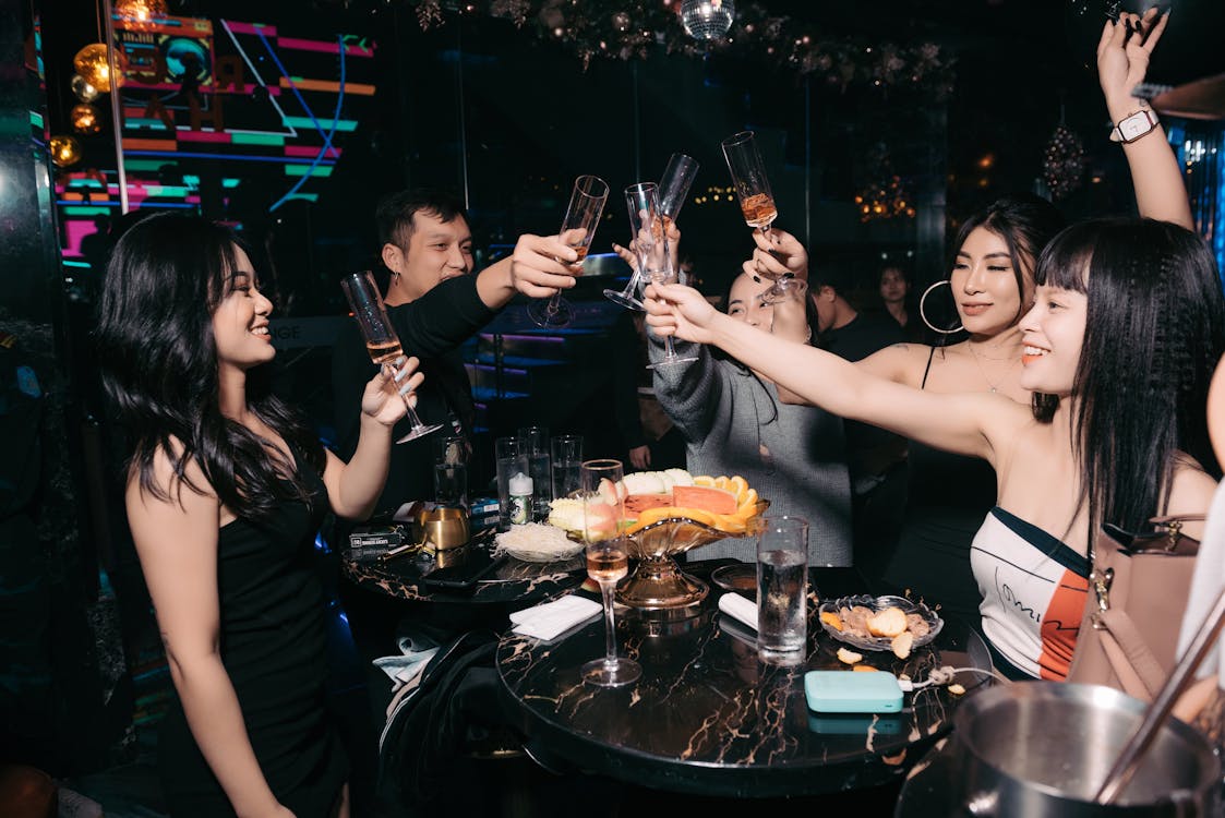 Gratis stockfoto met alcohol, Aziatische vrouwen, bekers