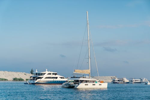 Fotos de stock gratuitas de agua, barcos, cielo azul