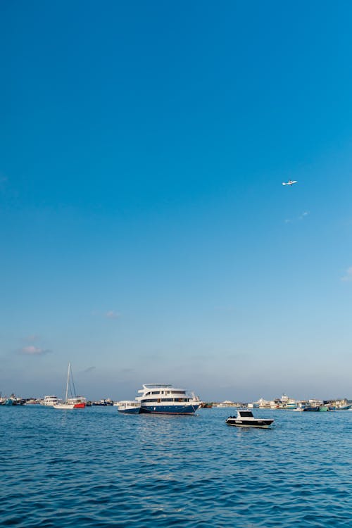 Kostenloses Stock Foto zu blaues meer, boote, fähre