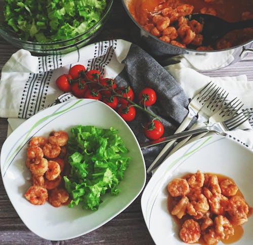 Lettuce and Shrimps in Tomato Sauce