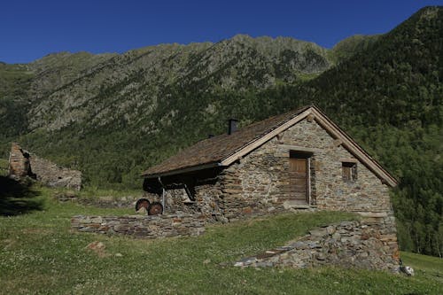 Foto profissional grátis de cadeia de montanhas, casa na fazenda, chácara