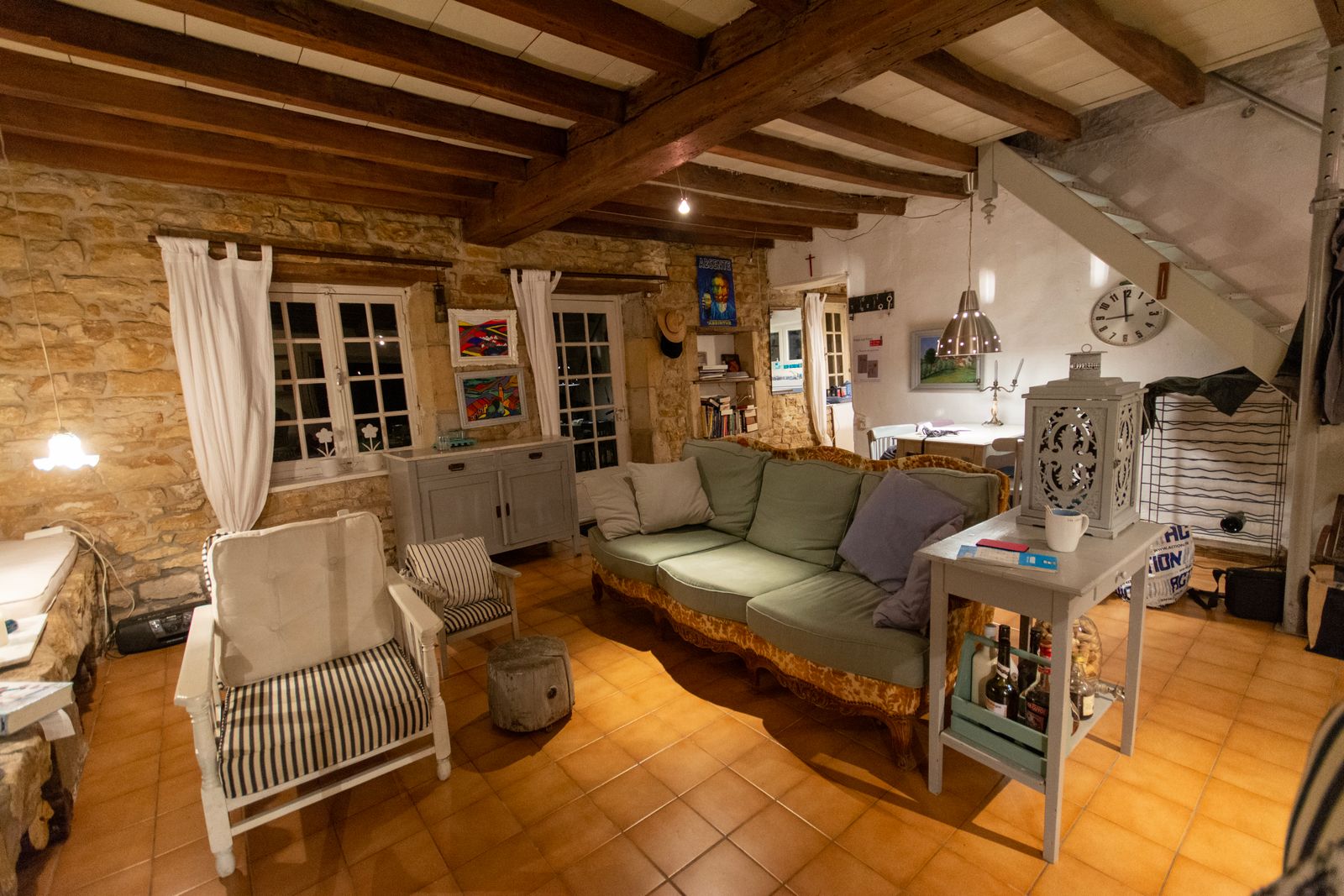 Ambiente caldo di casa rustica con travi in legno e pareti tinte