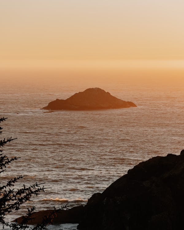 Darmowe zdjęcie z galerii z formacja skalna, horyzont, pejzaż morski