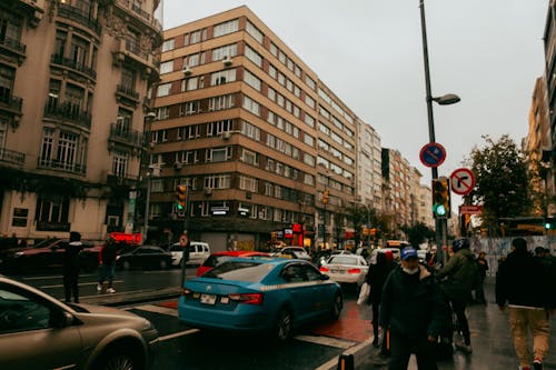 Základová fotografie zdarma na téma auta, chodci, chodník