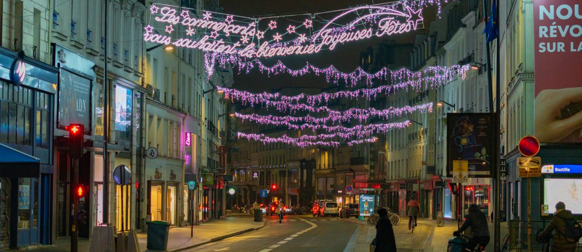 Calles de París iluminadas en Navidad