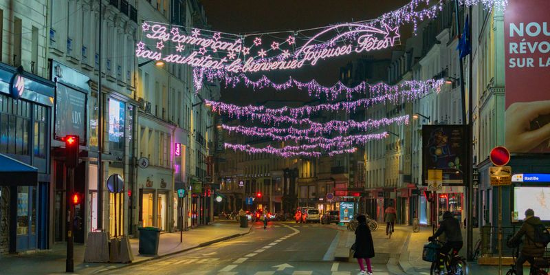 Calles de París iluminadas en Navidad